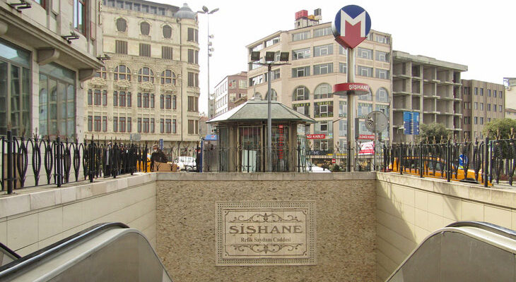 Указатель и вход на станцию метро Шишане